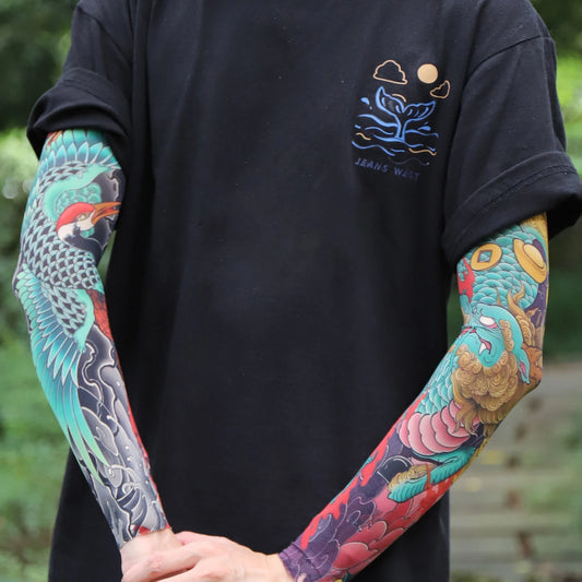 Par de mangas de brazo INKWEAR con estampado de tatuaje japonés, puestas en ambos brazos al aire libre